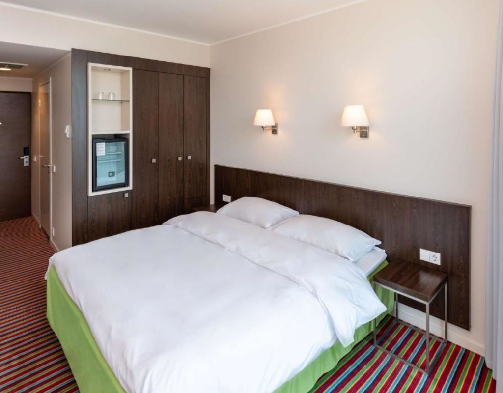 Standard kahekohaline laia voodiga tuba