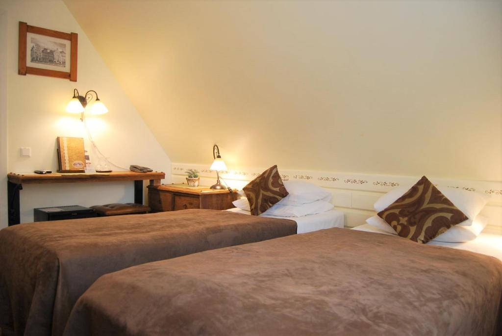 Kaheinimesetuba (Twin)